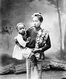 Mujer birmana con niño y fumando un cheroot, c.1870-90